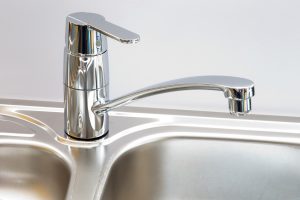 Inox slavina i sudoper nakon pravilnog čišćenja nehrđajućeg čelika